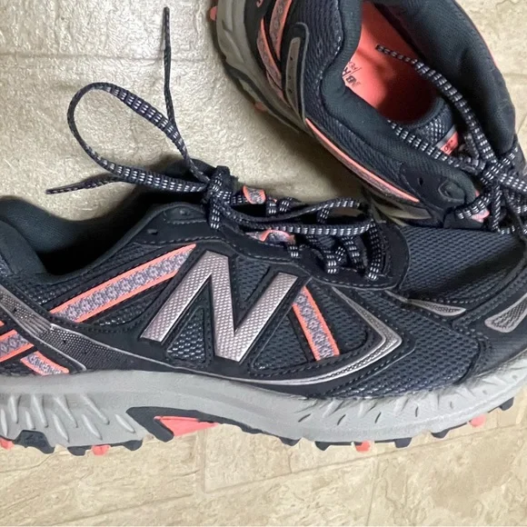 New Balance Women's Black and Pink Trail Running Shoes - Picture 4 of 5
